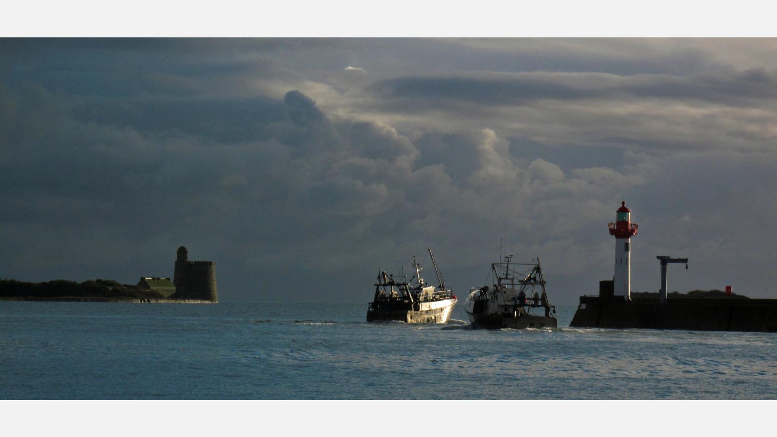 Départ en mer, Sortie de chalutiers du port de St-Vaast-la-Hougue.